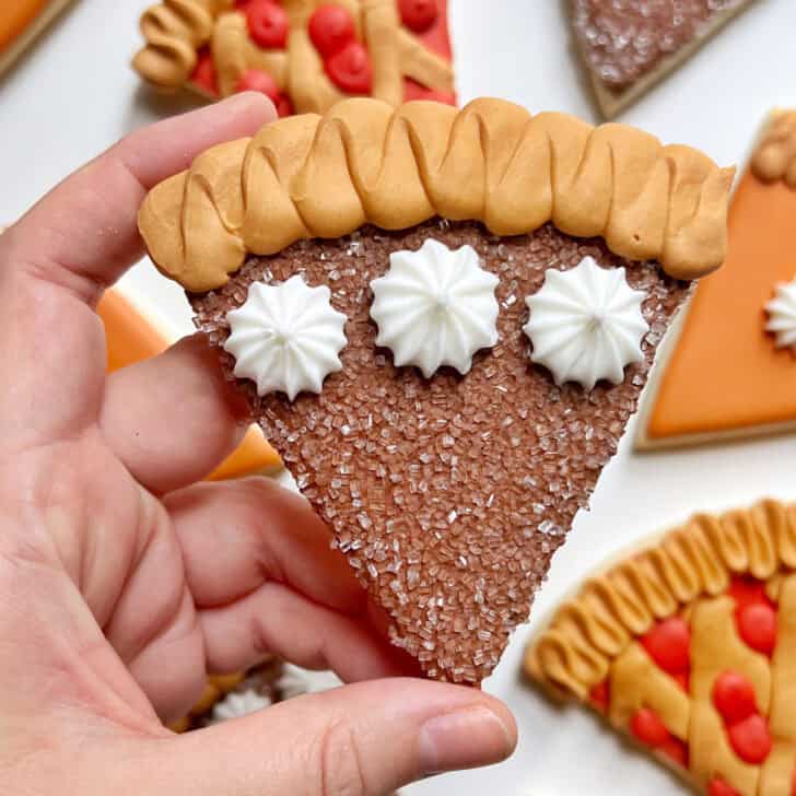 example of pie crust piped with a tipless piping bag