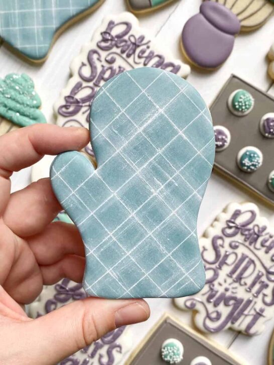 oven mitt cookies decorated with oil icing