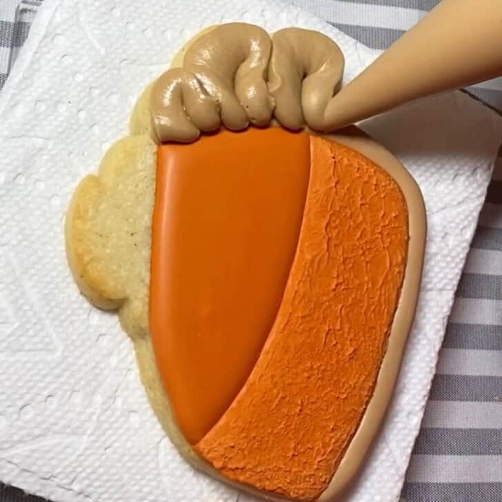 Step-by-step decorating instructions for how to decorate pumpkin pie sugar cookies with royal icing