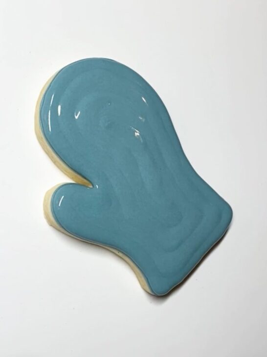Step-by-step decorating instructions for how to decorate oven mitt cookies with royal icing
