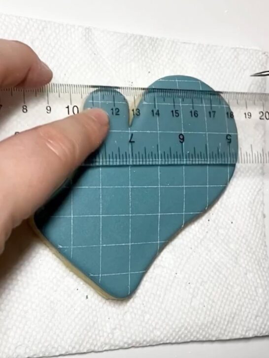 Step-by-step decorating instructions for how to decorate oven mitt cookies with royal icing