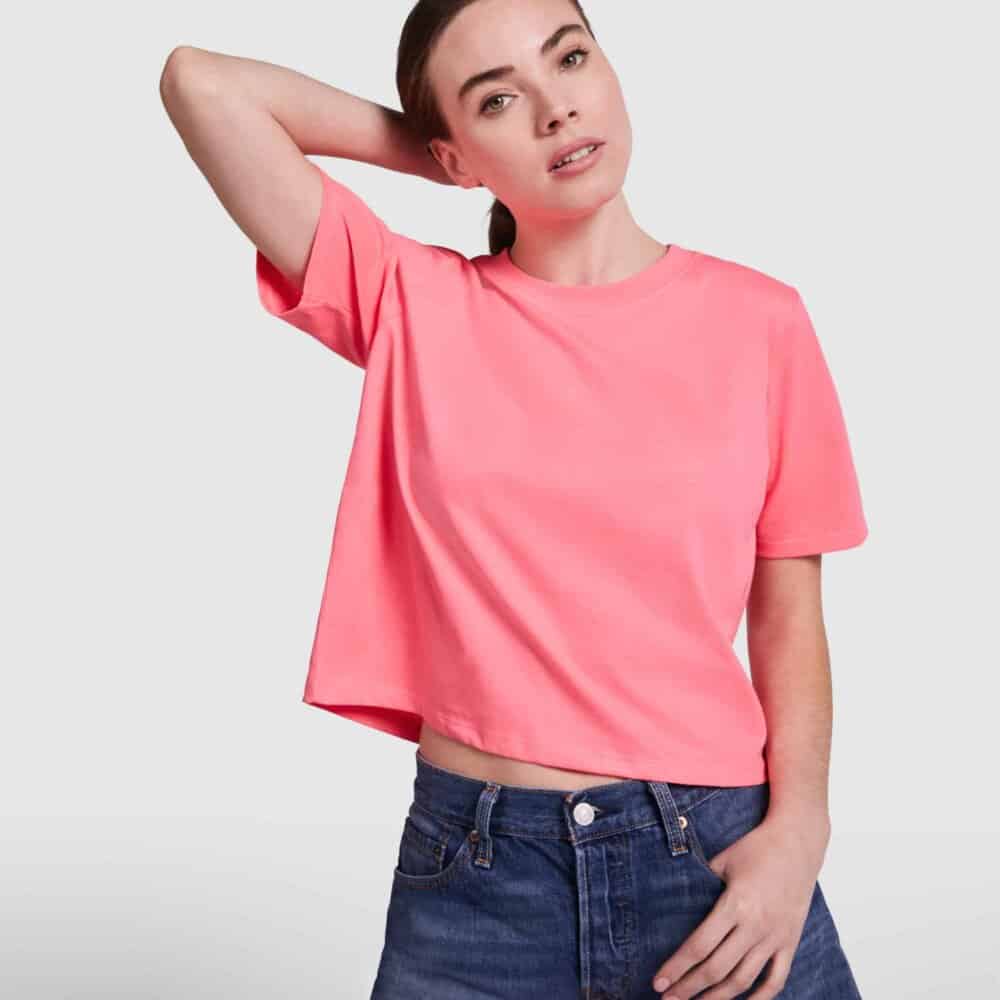 Camiseta Dominica 6687, corte ancho y moderno - vista frontal