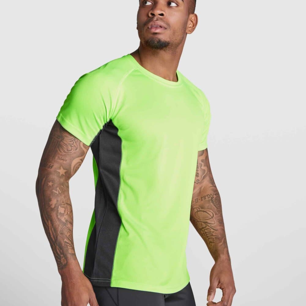 Camiseta técnica Shanghai 6595 con vista frontal-lateral.