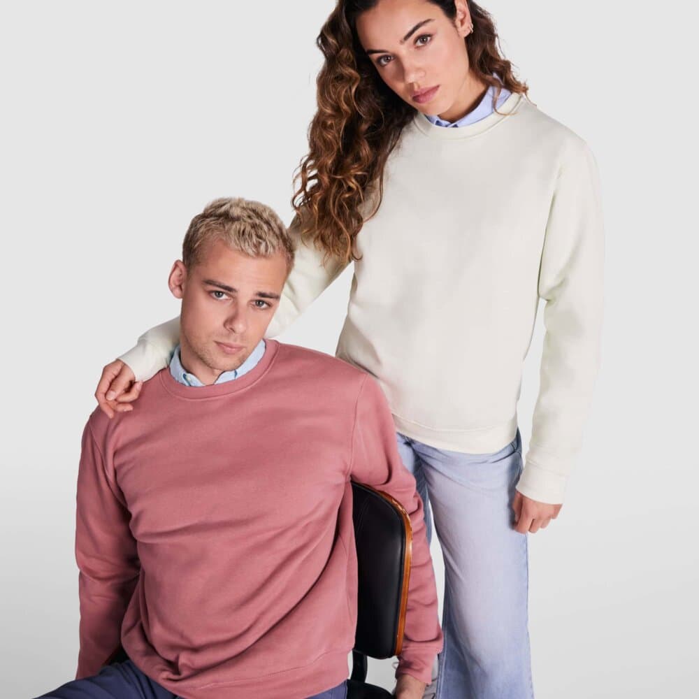 Sudadera clásica unisex Roly 1070 con vista 2 modelos.