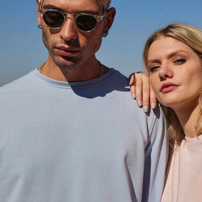 Sudadera sostenible personalizada Inspire WU31B con vista modelos hombre y mujer.