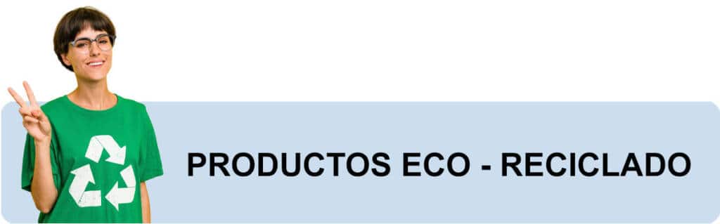 Mujer con camiseta verde logo reciclado.