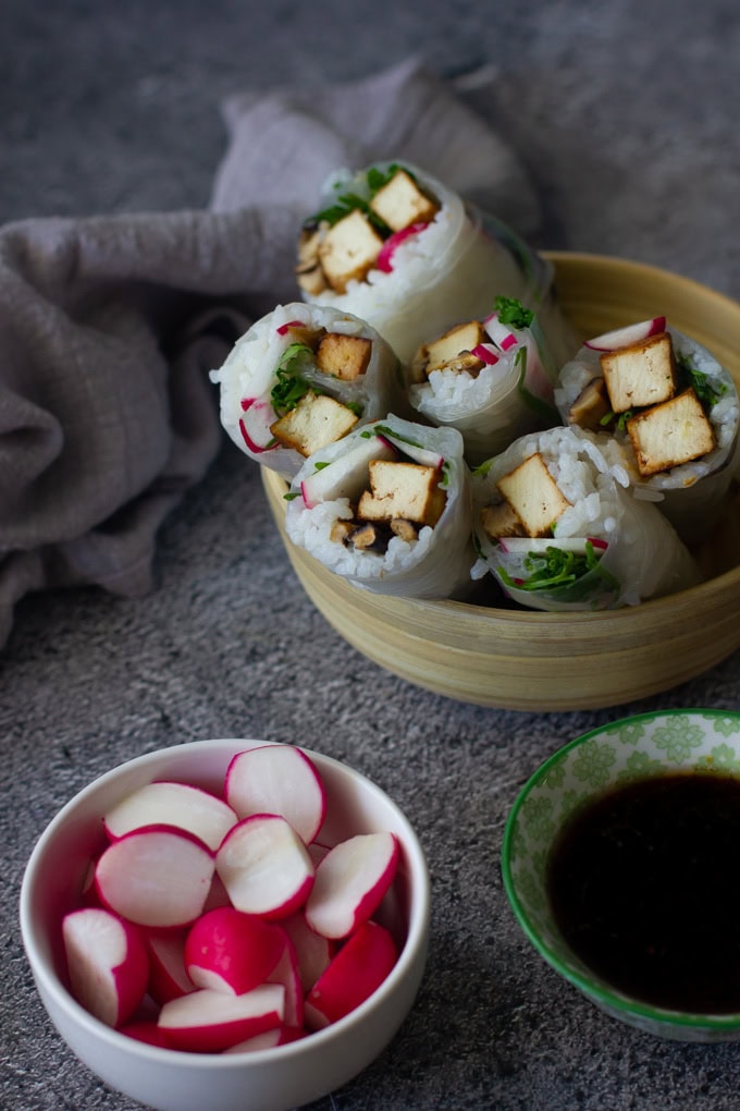 רול דפי אורז ממולאים בטופו פריך וירקות