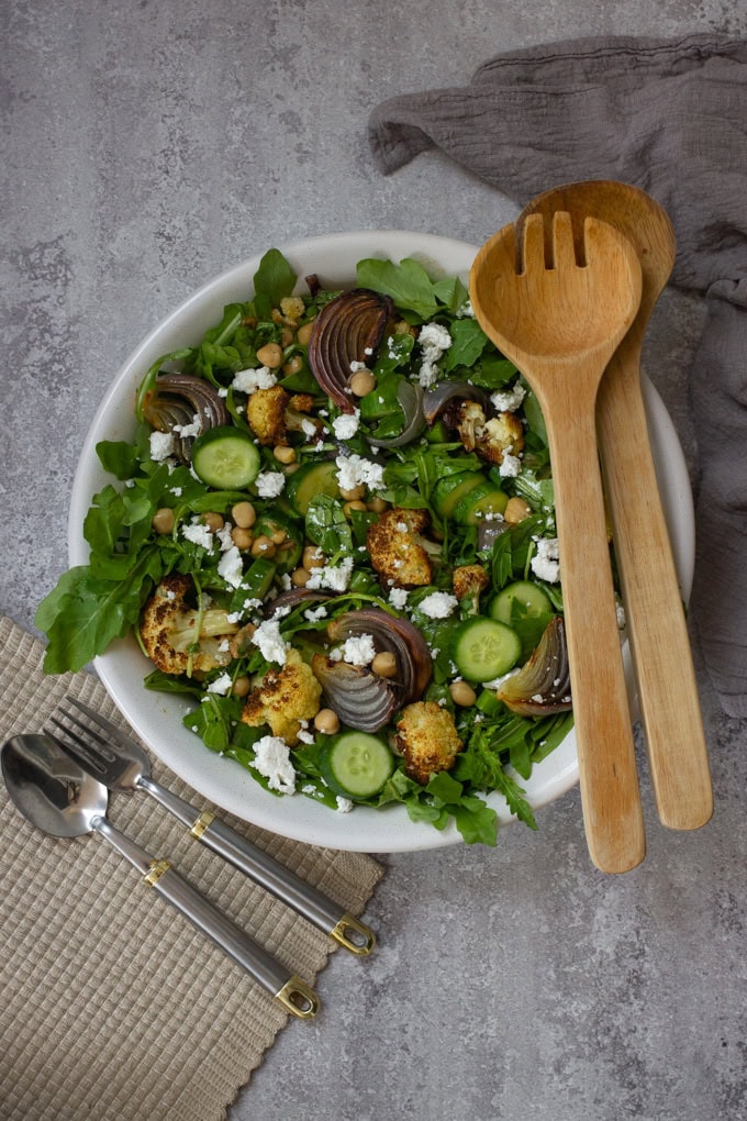 סלט כרובית ובצל חרוכים עם גרגירי חומוס ברוטב ויניגרט חרדל