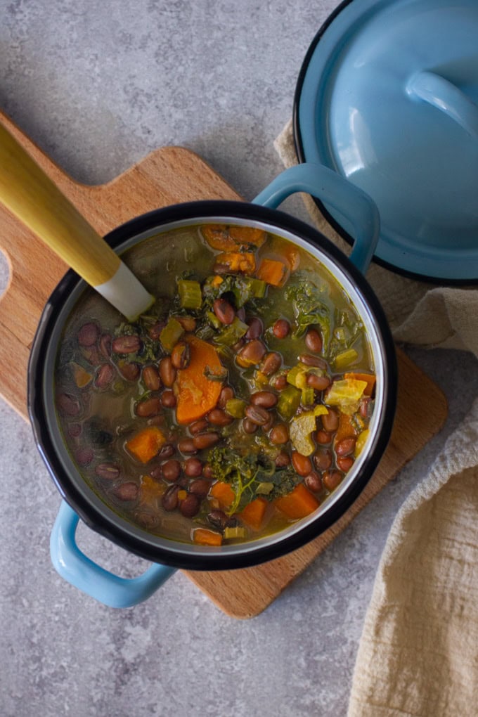 מרק שעועית אזוקי עם בטטה וקייל