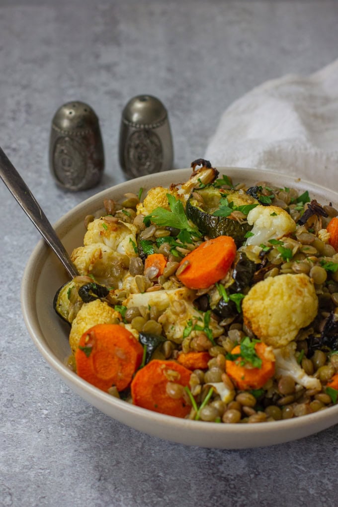 סלט עדשים ירוקות וירקות קלויים