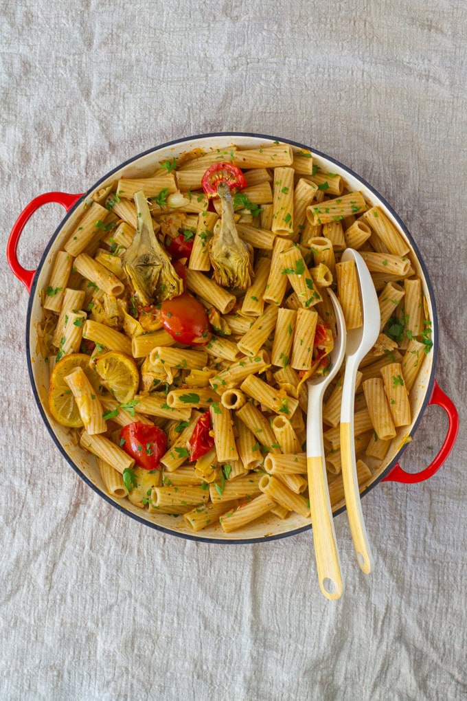 פסטת ארטישוק עם עגבניות, שום ולימון צלויים בתנור