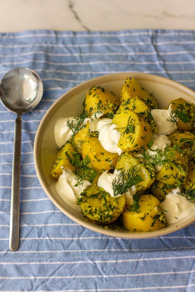 סלט תפוחי אדמה בפסטו כוסברה חריף ויוגורט יווני