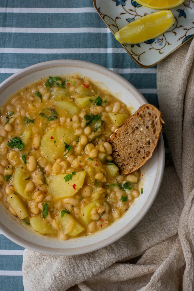 מרק שעועית לבנה ותפוחי אדמה ברוזמרין