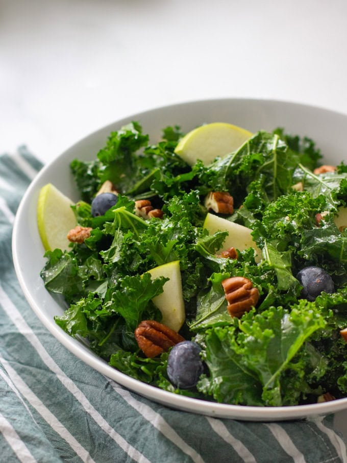 סלט קייל עם תפוחים ופקאן