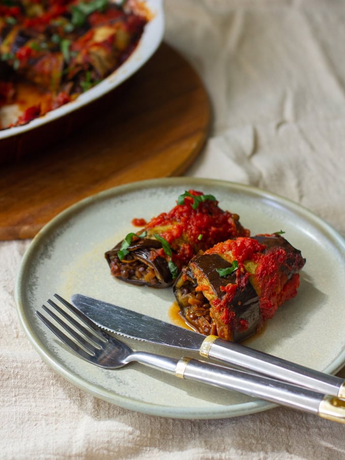 גלילות חצילים במילוי עדשים ושאר ירקות