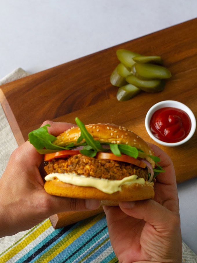 המבורגר פטריות ושעועית שחורה