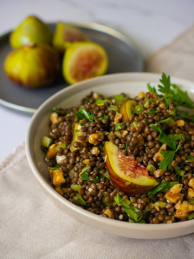 סלט עדשים שחורות עם תאנים