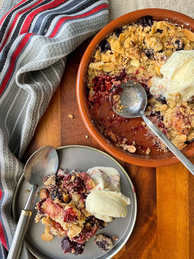 מאפה קראמבל של פירות קיץ