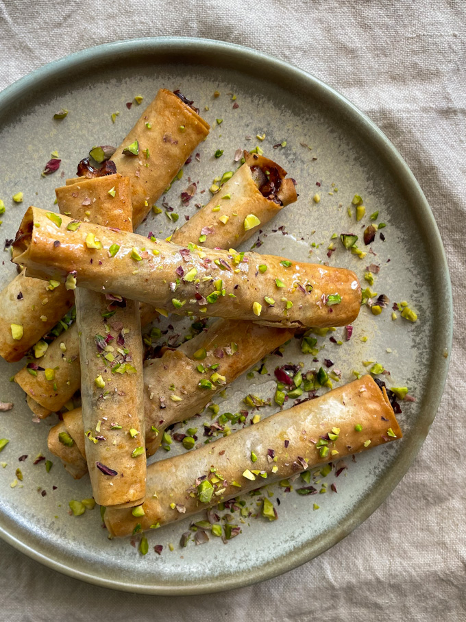 סיגרים מתוקים במילוי פיסטוק, פקאן ותפוחים