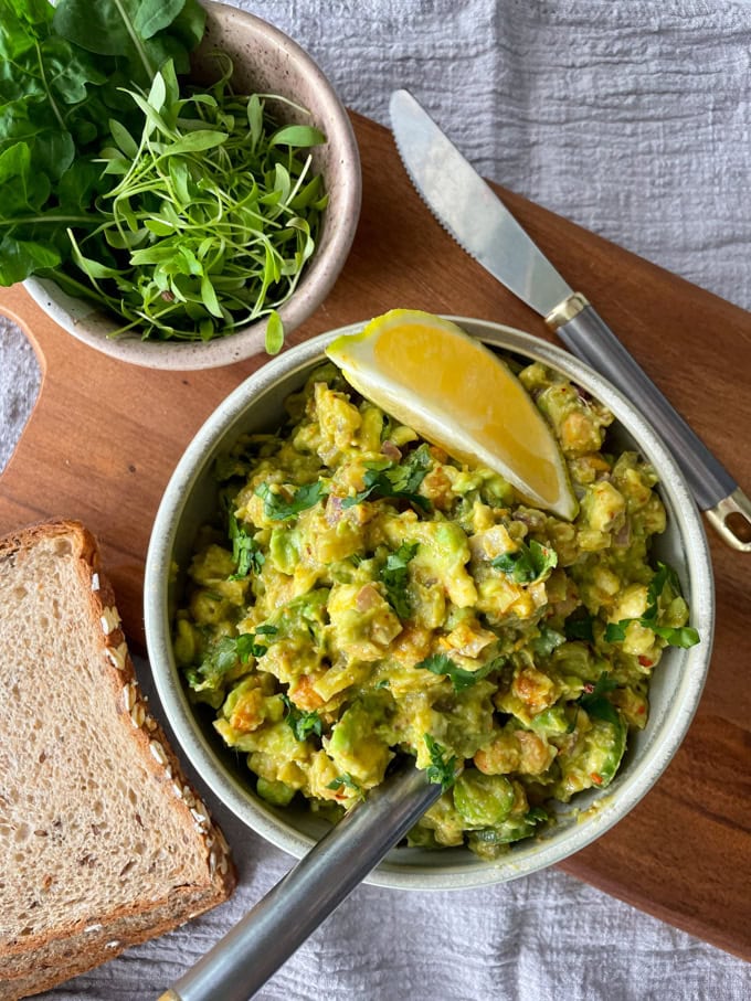 סלט אבוקדו וגרגירי חומוס קלויים