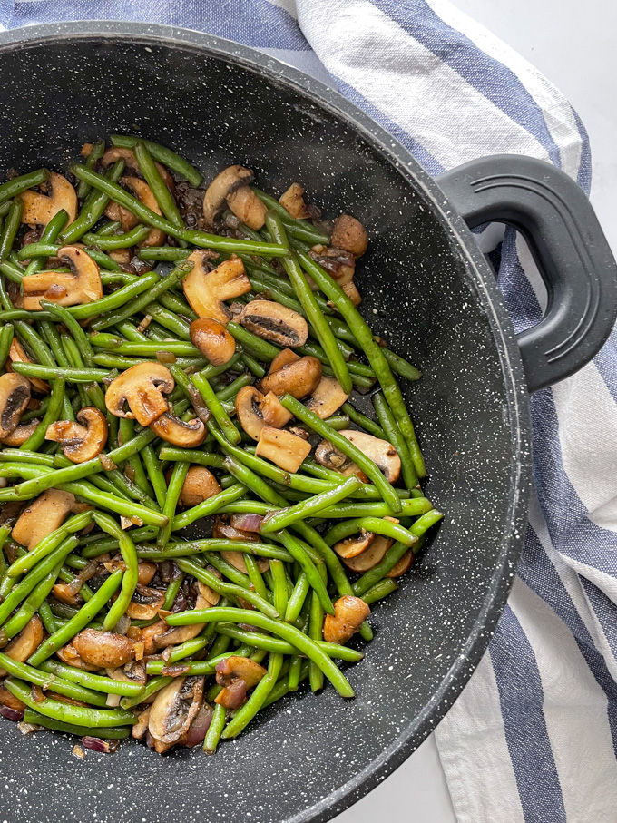 שעועית ירוקה מוקפצת עם פטריות