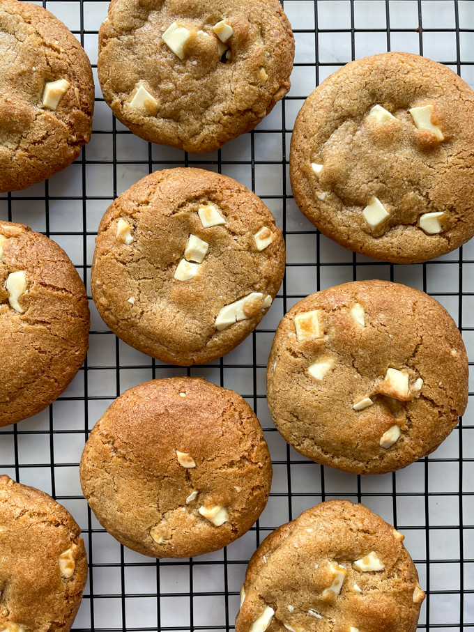עוגיות שוקולד צ'יפס לבן עם חמאה חומה והל