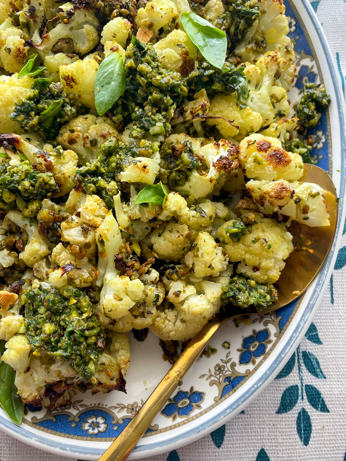 כרובית אפוייה בתנור בפסטו פיסטוק