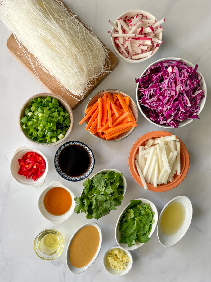 סלט אטריות שעועית ברוטב חמאת בוטנים