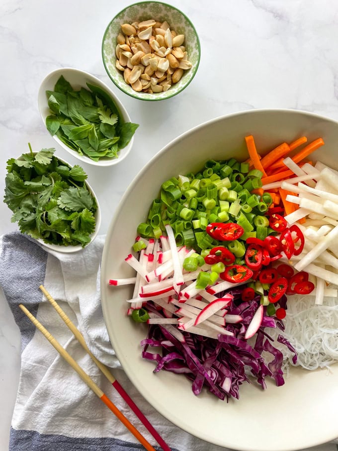 סלט אטריות שעועית ברוטב חמאת בוטנים