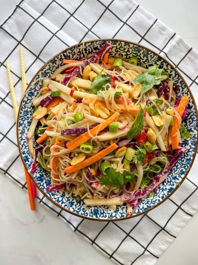 סלט אטריות שעועית ברוטב חמאת בוטנים