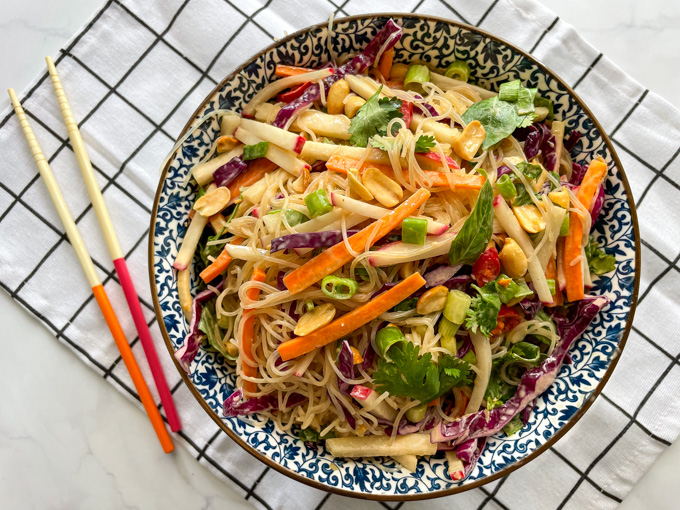 סלט אטריות שעועית ברוטב חמאת בוטנים