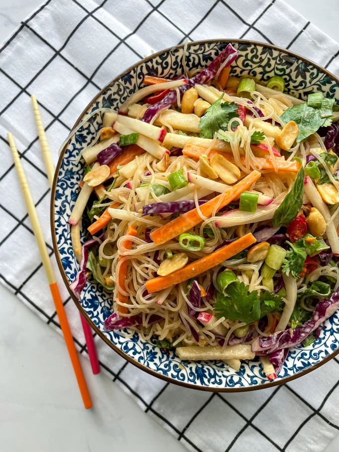 סלט אטריות שעועית ברוטב חמאת בוטנים