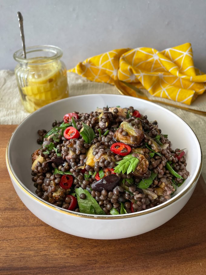 עדשים שחורות עם חצילים ולימון כבוש