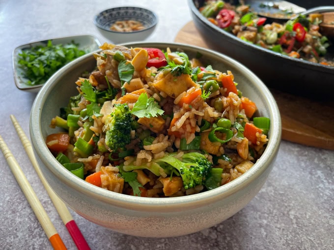 אורז מוקפץ עם טופו וירקות