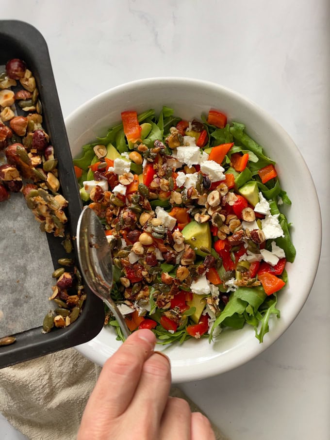 סלט ירוק מנצח עם אגוזי לוז מקורמלים