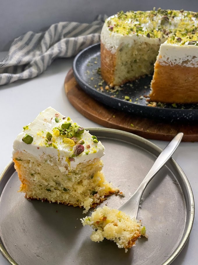 עוגת פיסטוק לימון בציפוי שמנת חמוצה