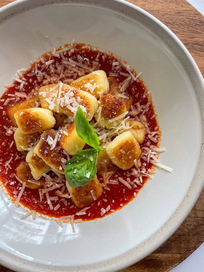 ניוקי מטוגן ברוטב עגבניות