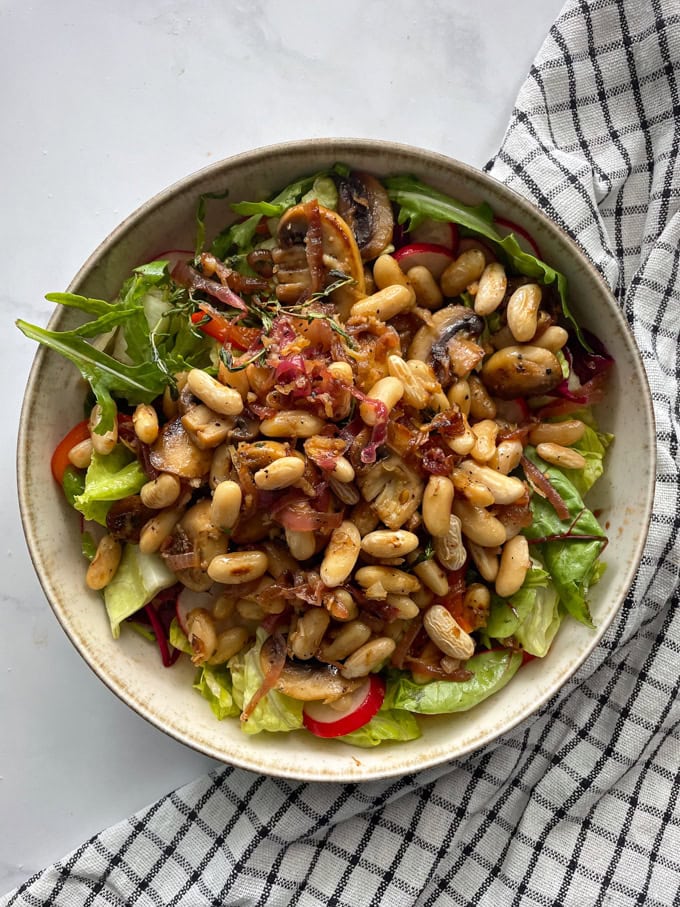 סלט עם שעועית לבנה ופטריות