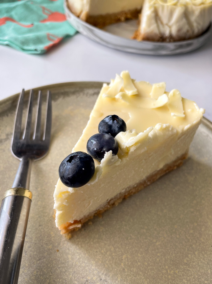 עוגת גבינה אפויה ומטריפה עם גנאש שוקולד לבן