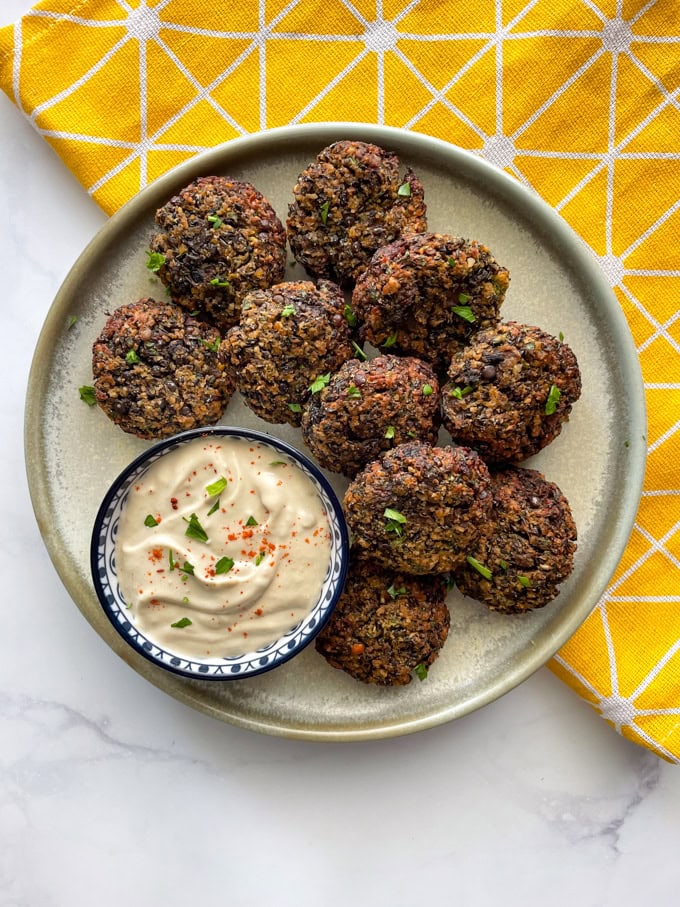 קציצות עדשים שחורות ופטריות