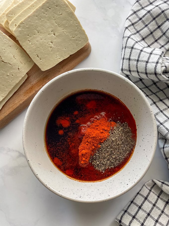 סמוקי טופו - כריך פסטרמה טופו בסגנון ברביקיו