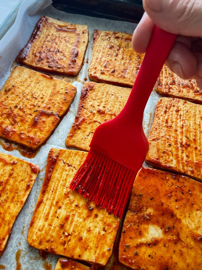 סמוקי טופו - כריך פסטרמה טופו בסגנון ברביקיו