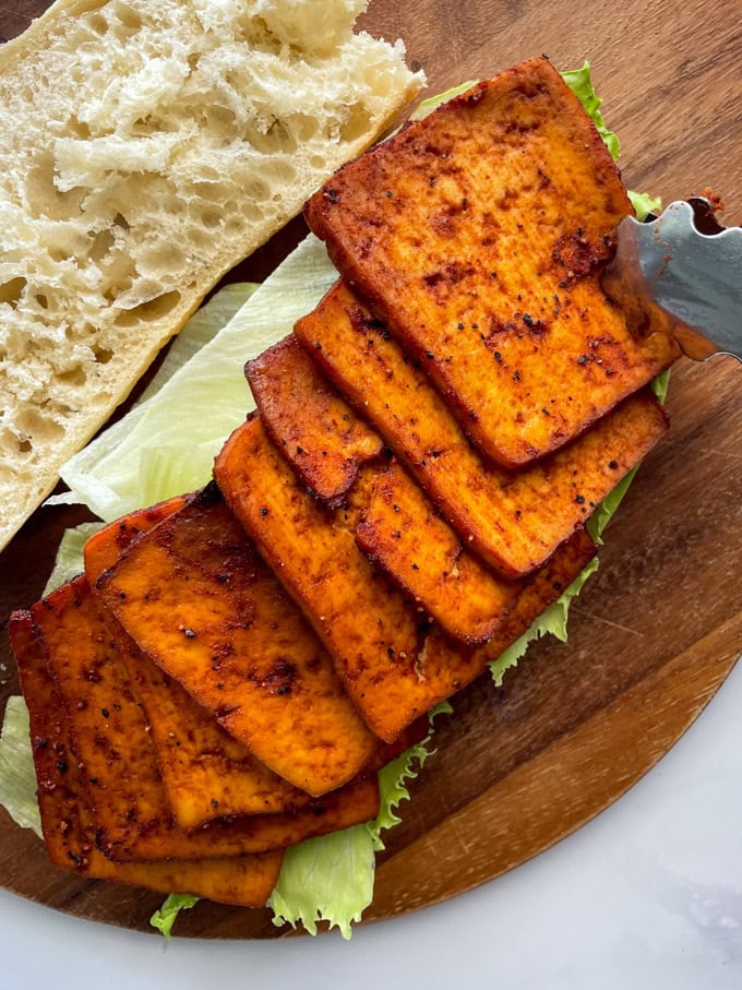 סמוקי טופו - כריך פסטרמה טופו בסגנון ברביקיו