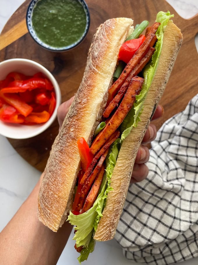 סמוקי טופו - כריך פסטרמה טופו בסגנון ברביקיו