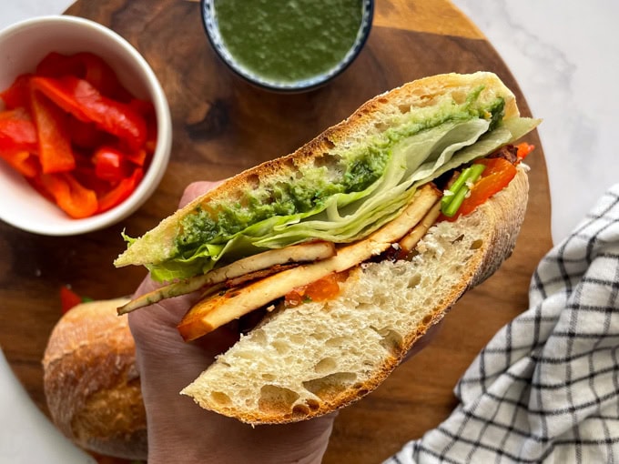 סמוקי טופו - כריך פסטרמה טופו בסגנון ברביקיו