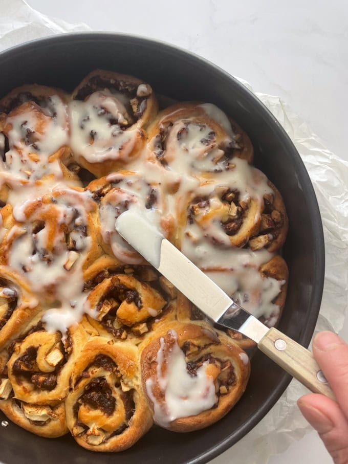 סינבון תפוחים ותמרים