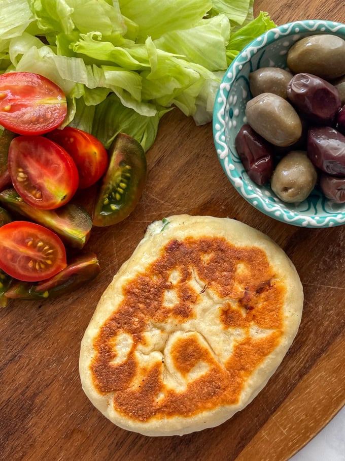 לחם יוגורט על המחבת במילוי גבינות ותרד