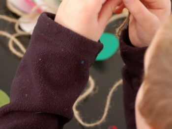 easy crafts for kids holiday garland featured1