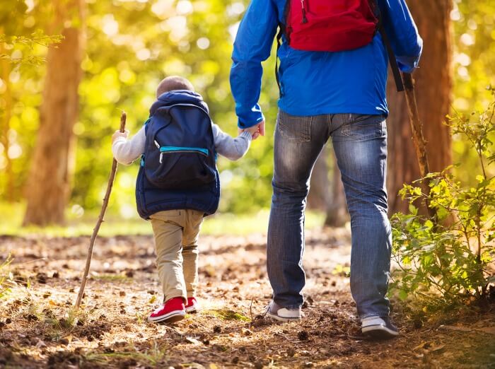 The Inspired Treehouse - A fall hike is the perfect time to work in some fun gross motor skill activities and the sensory experiences are amazing!