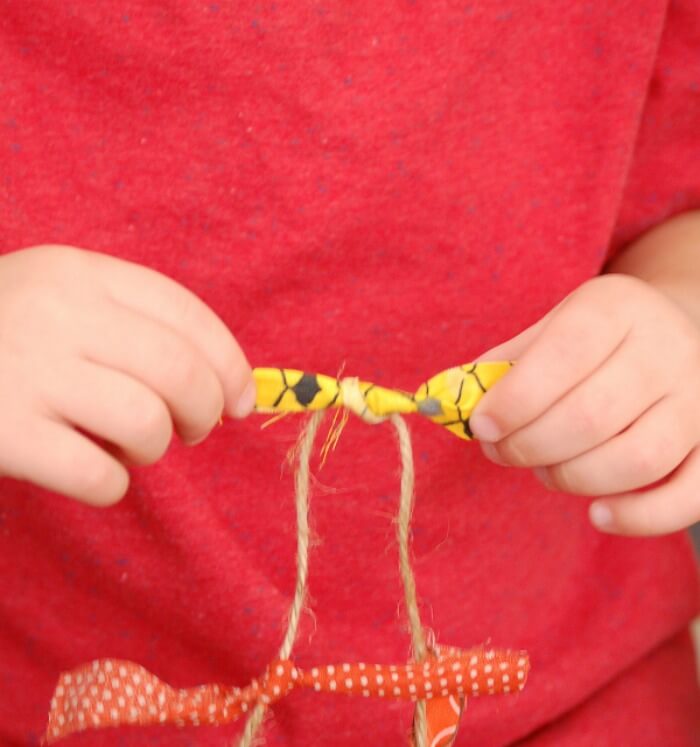 easy crafts for kids holiday garland featured
